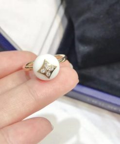 Louis Vuitton Color Blossom Ring White Agate And Diamonds Q9L99D
