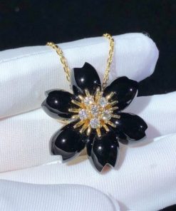 Van Cleef Arpels Rose De No?l Clip Pendant, Small Model Yellow Gold, Diamond, Onyx VCARO9B100