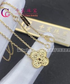 Van Cleef Arpels Vintage Alhambra pendant Yellow Gold VCARO1IF00